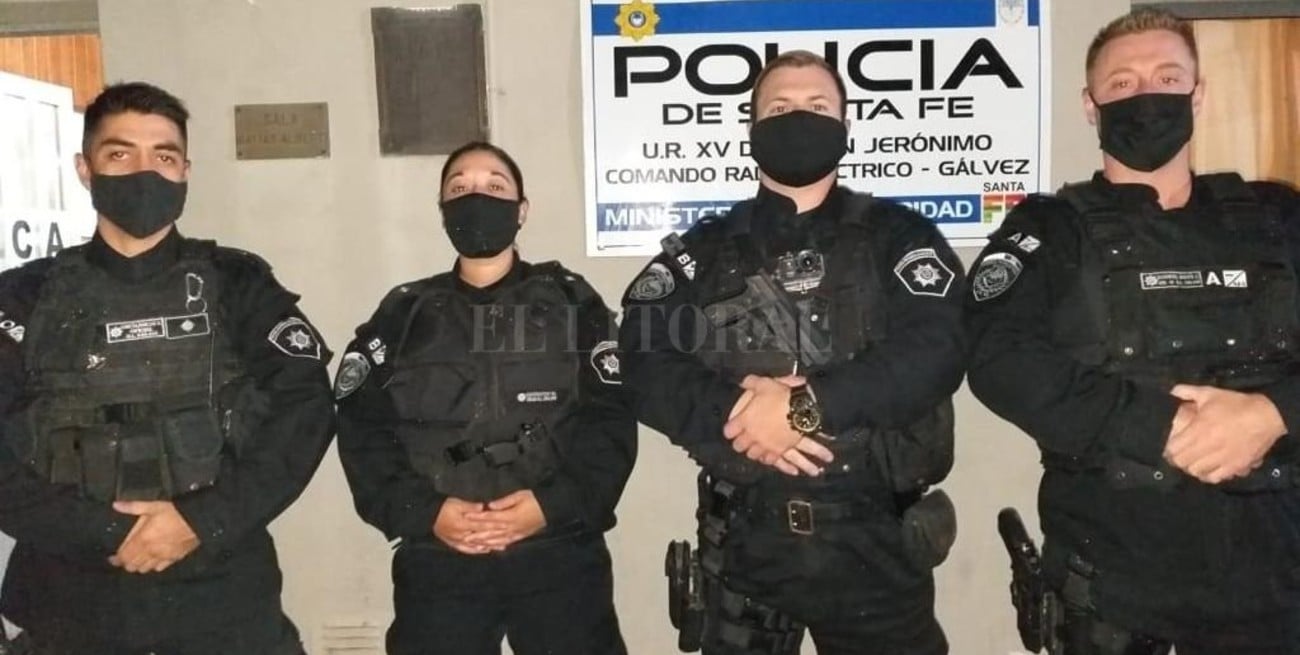 Policías del Comando de Gálvez rescatan personas de un incendio