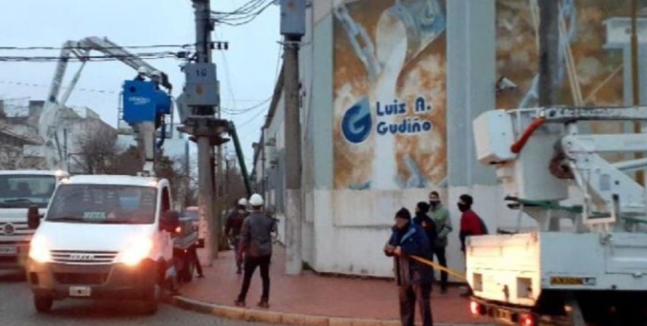 Un camión chocó un transformador en San Francisco y dejó sin luz a tres barrios