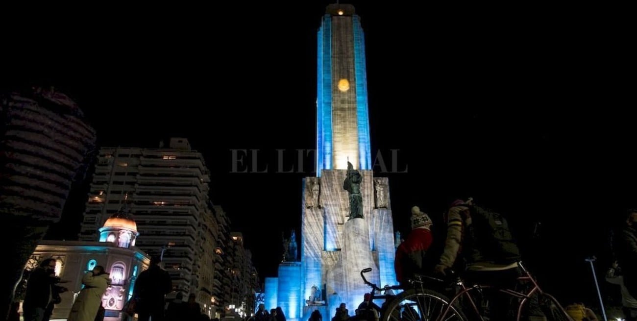 Rosario: el Monumento a la Bandera se ilumina de celeste y blanco