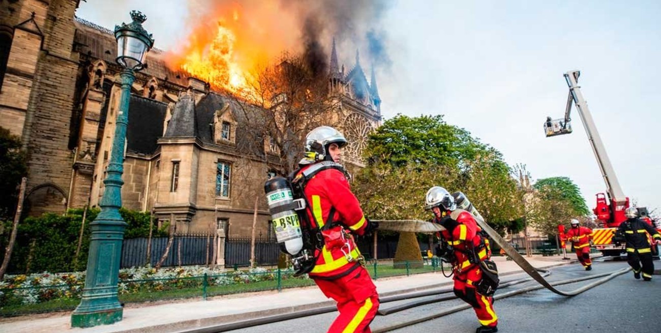 Premiaron a bomberos que apagaron el incendio de Notre Dame 