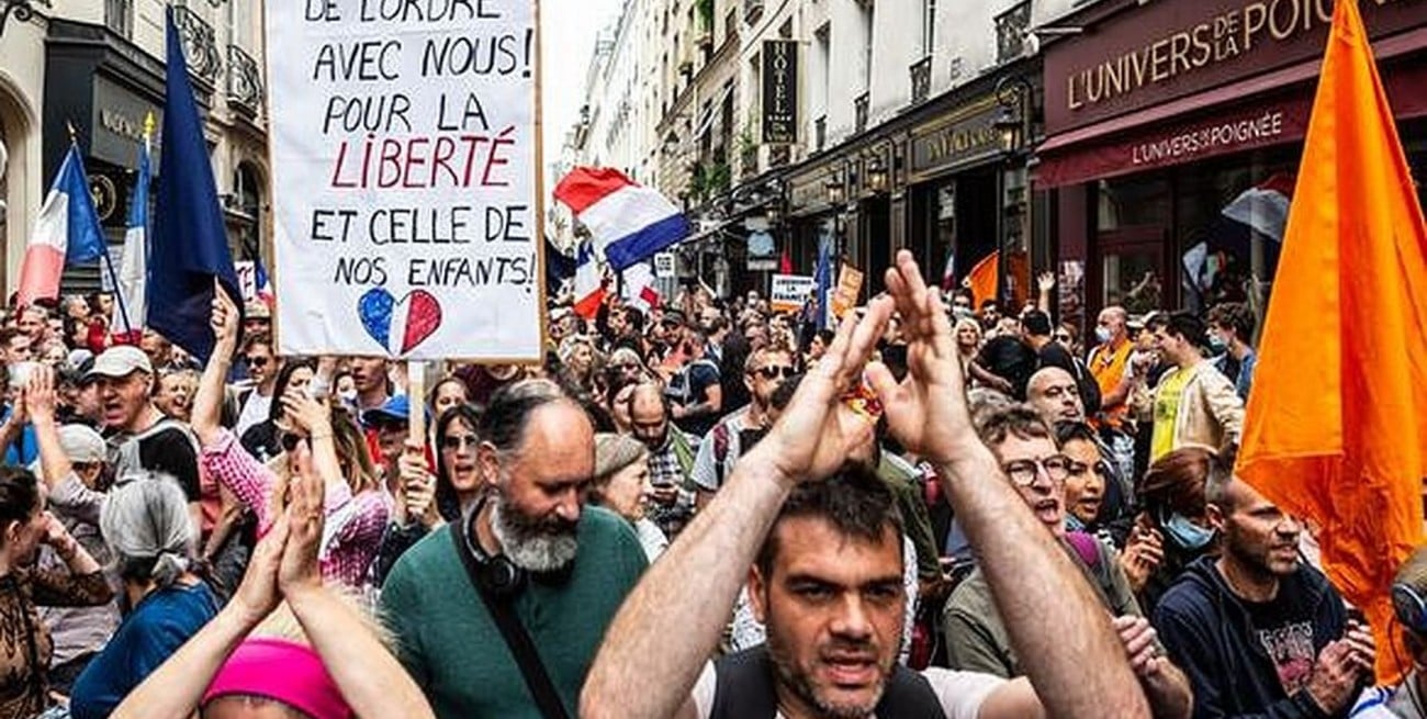 Decenas de miles protestan en Francia contra vacunación