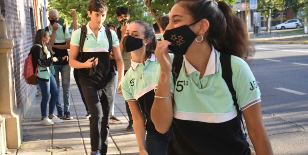 Los egresados 2020 terminan de cursar en el aula y con protocolo