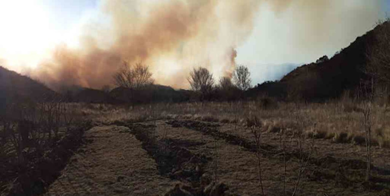 Bomberos continúan combatiendo el fuego en San Luis