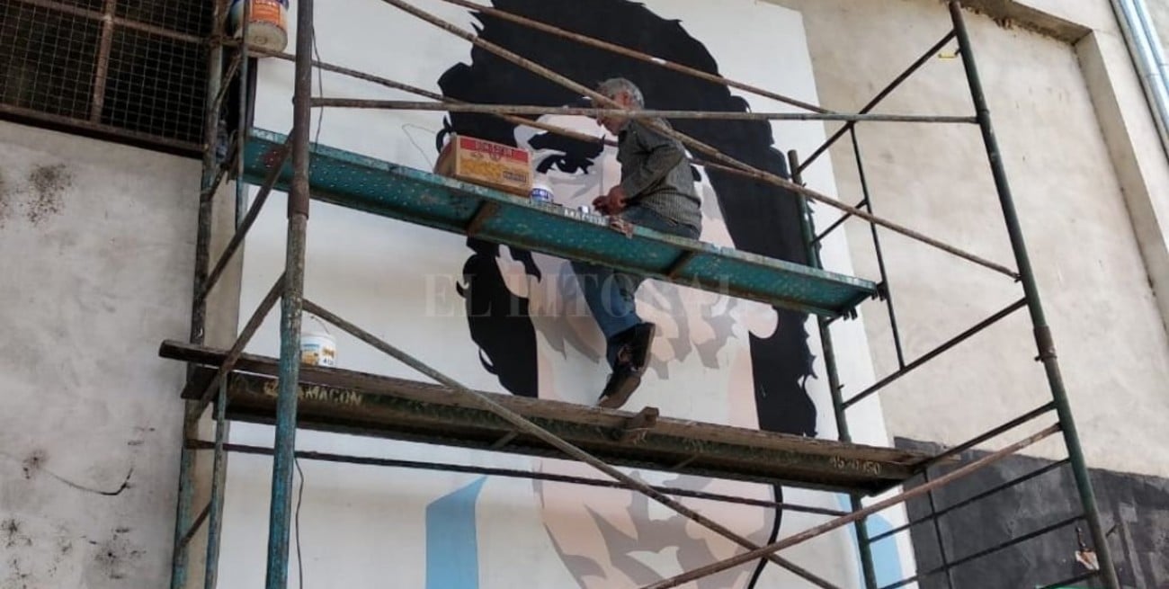 Ya "casi" está el mural de Maradona en Colón