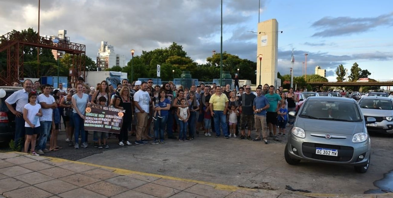 Caravana de autoahorristas reclamaron en la Costanera