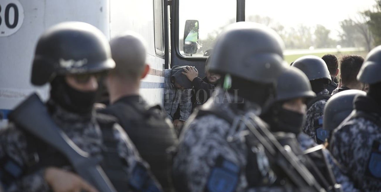 Investigan a penitenciarios por la fuga de presos en la autopista