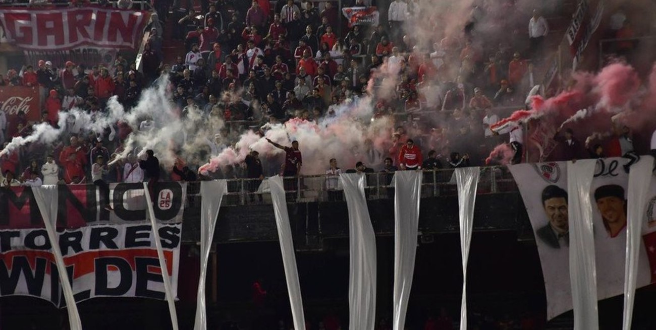 Los hinchas de River festejaron la eliminación a Boca