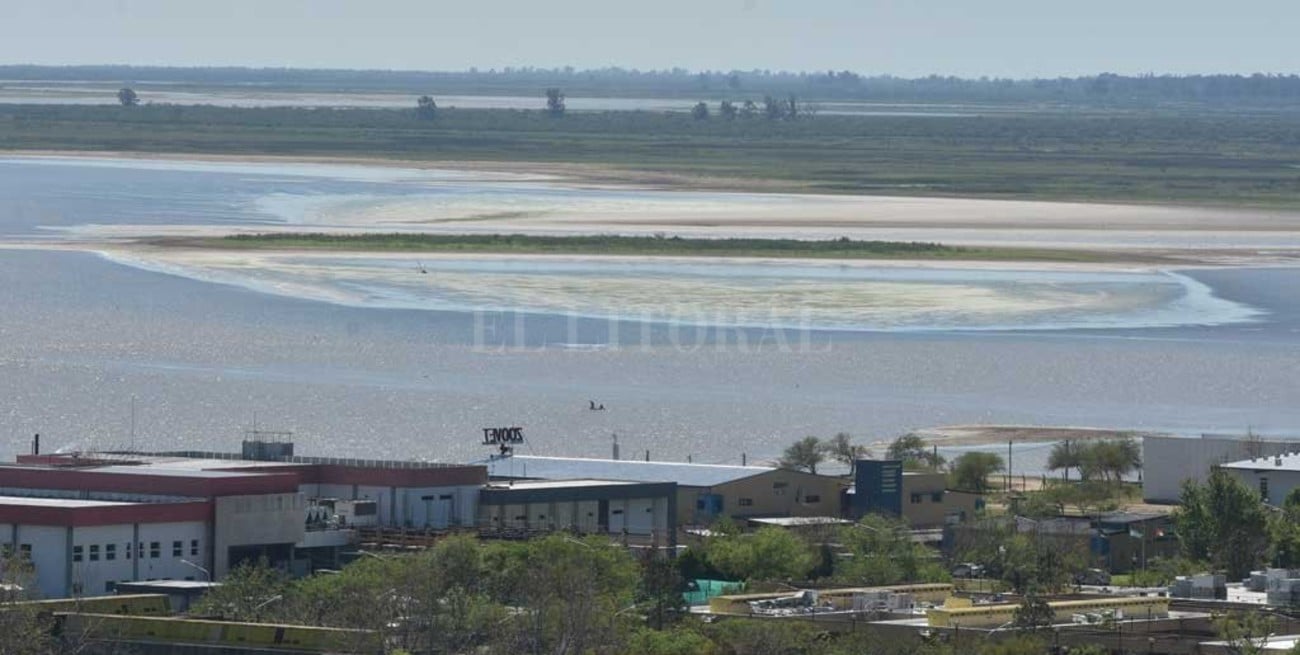 Impactante: por la bajante del río aparecen nuevos bancos de arena en la Setúbal