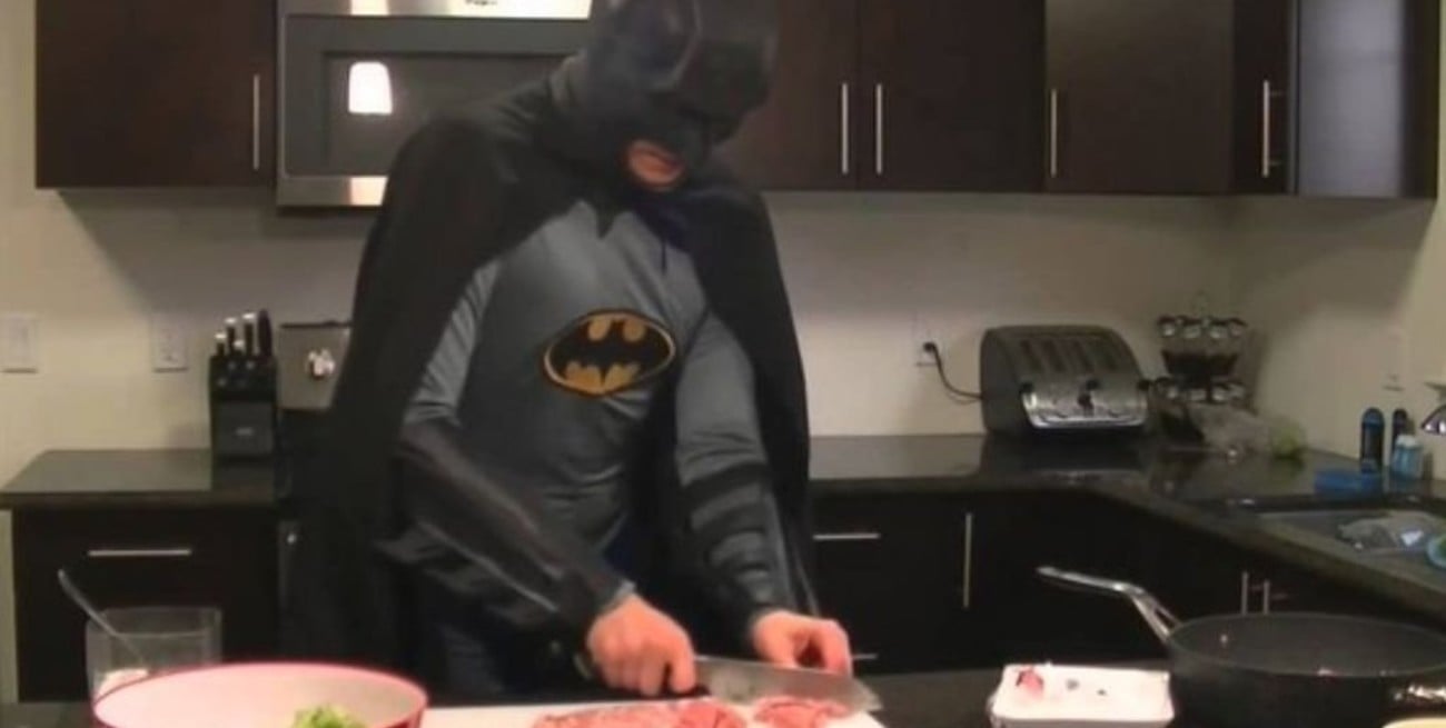 Lo conoció por Tinder, fue a la casa y estuvo disfrazado de Batman toda la velada