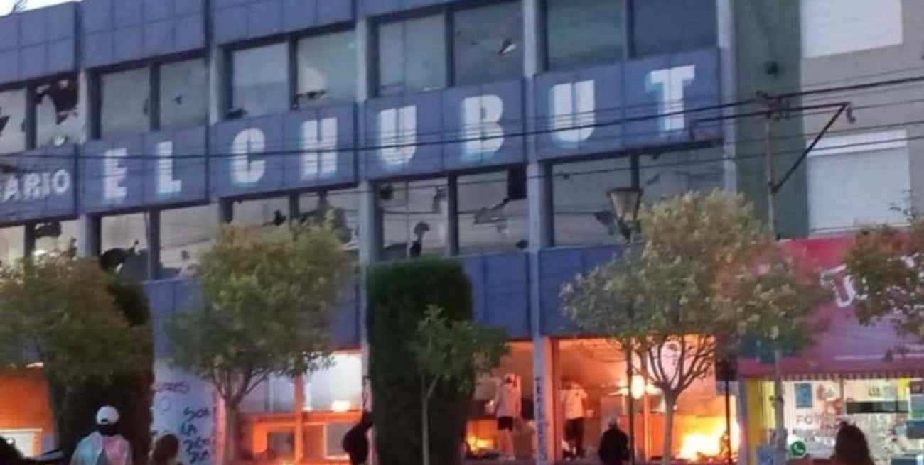 Manifestantes incendiaron la redacción del diario El Chubut con trabajadores adentro 