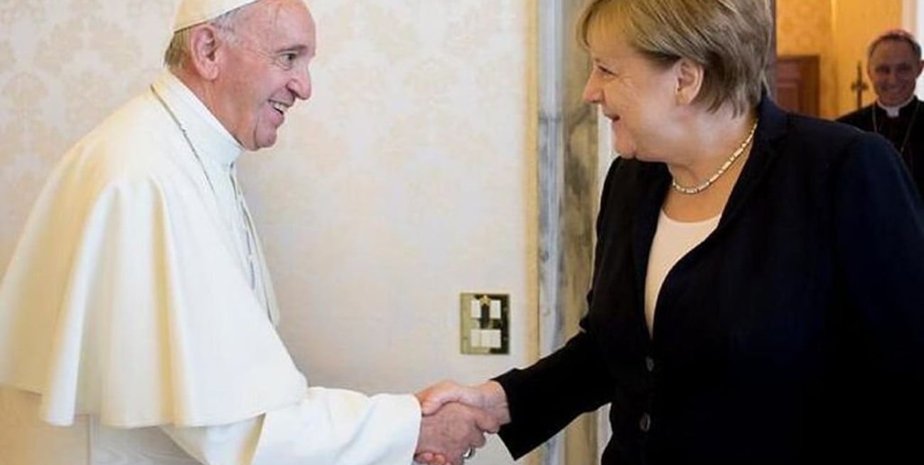 Francisco y Angela Merkel participarán en Roma de un evento por la paz