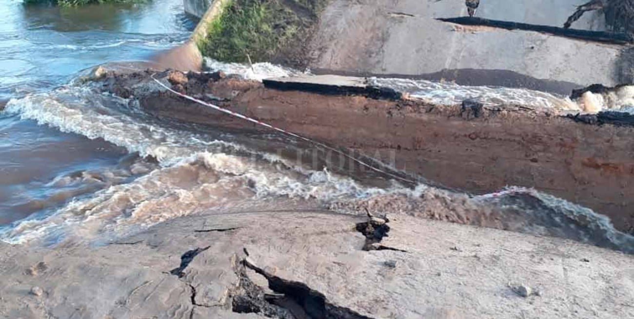 Corte total en la Ruta 1: se hundió el asfalto por el avance del agua