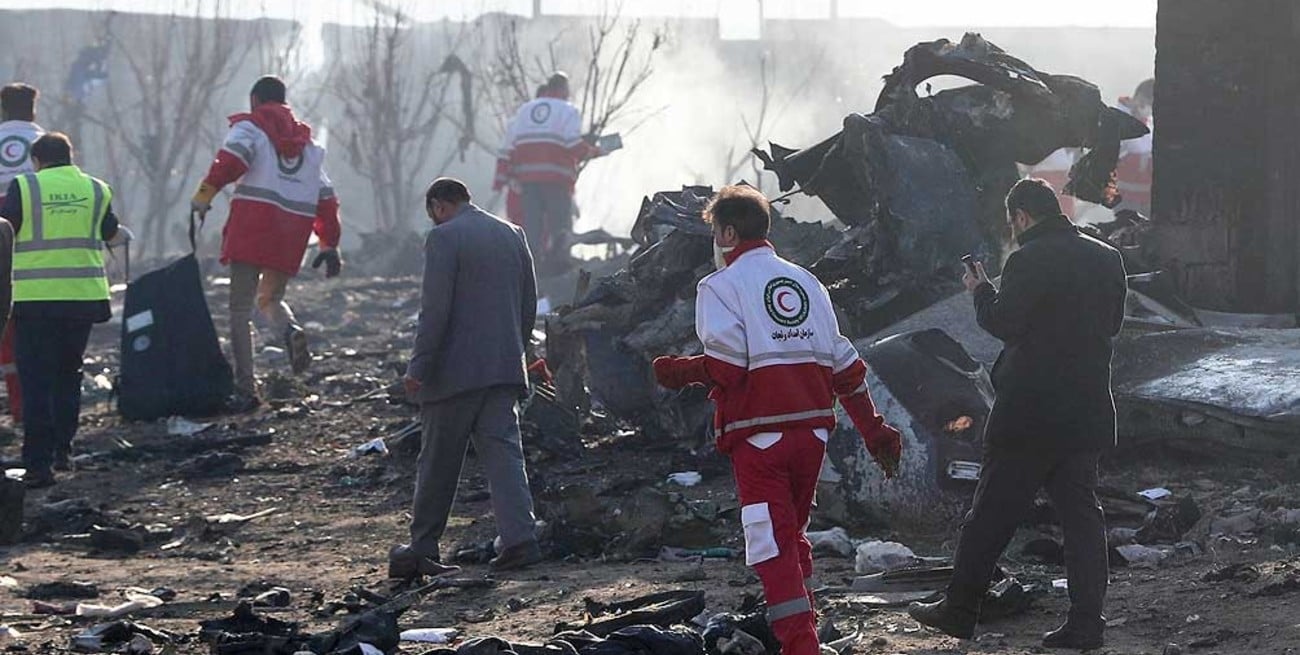 Irán asegura que ningún misil alcanzó al avión que cayó con 176 personas