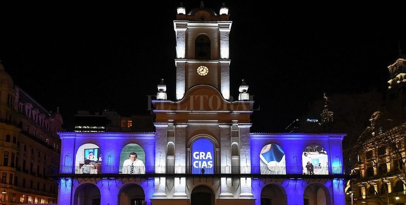 Homenaje a "maestros y maestras del país que asumieron el compromiso de educar a distancia"