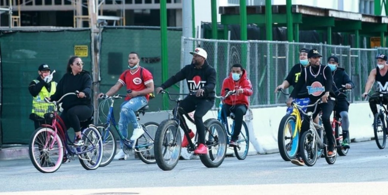 Floyd Mayweather rompió la cuarentena en Los Ángeles y salió a andar en bicicleta