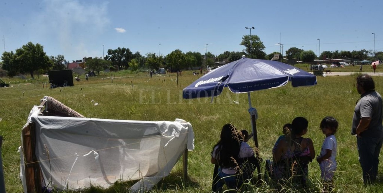 A pesar de la orden de desalojo 15 familias continúan asentadas