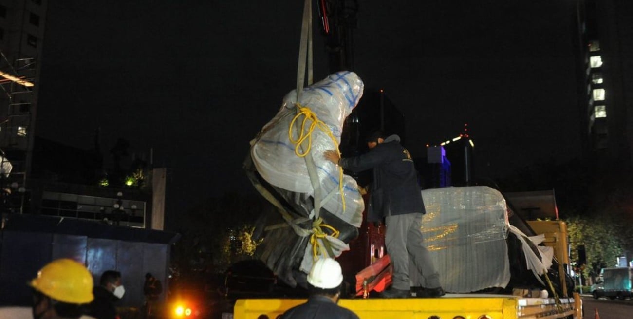 México: retiran el monumento a Cristóbal Colón en el DF para restaurarlo