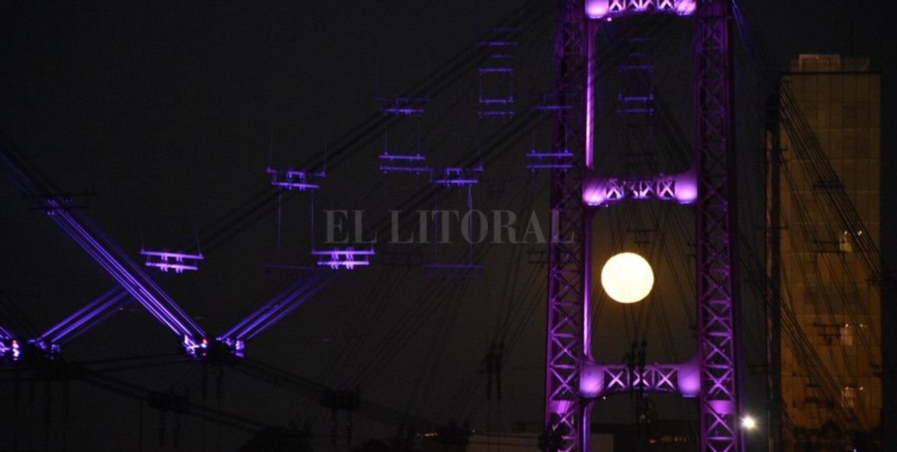 Llegó  la "Súper Luna Rosa" de 2020