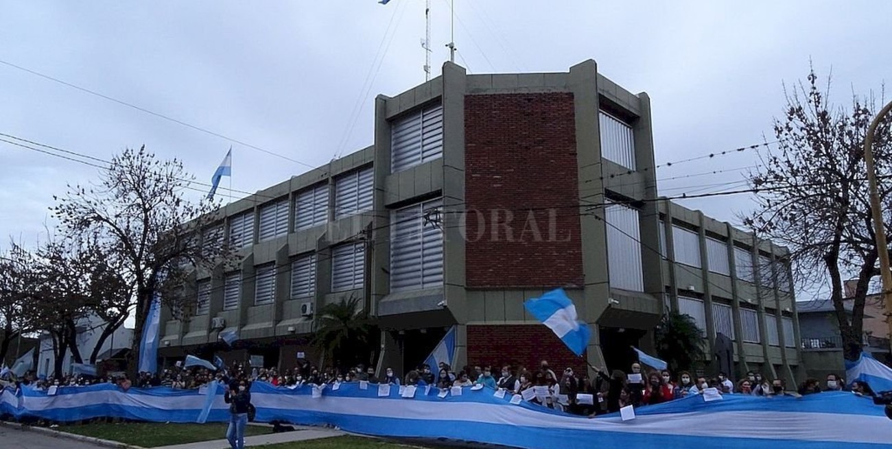 Multitudinario y emotivo abrazo simbólico en defensa de Vicentin