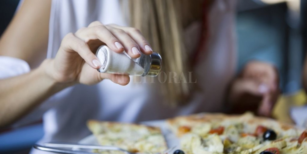 Restós, bares y locales de comidas deberán ofrecer sal baja en sodio 