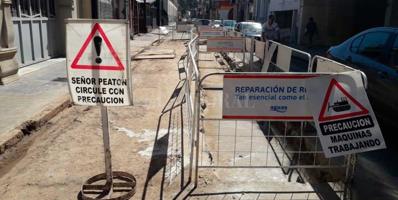 Habilitan el tránsito liviano en el centro tras reparar la cañería tapada