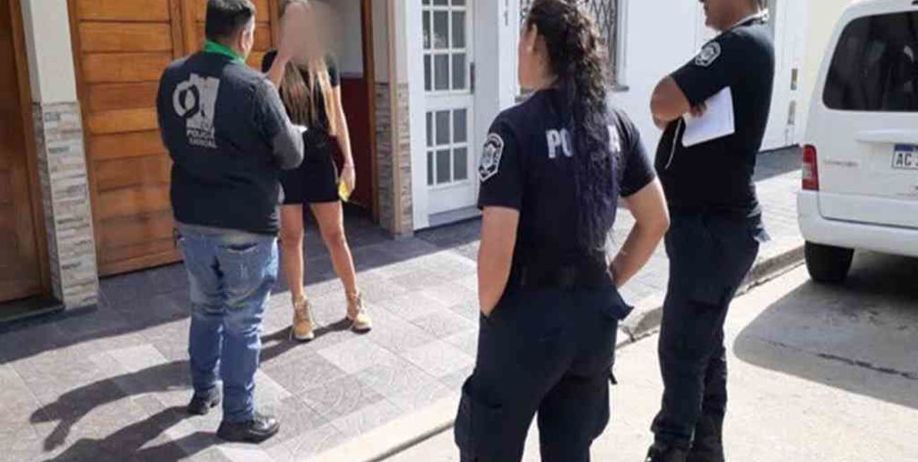 Detuvieron a la joven que se filmó yendo a ver a su novio en el baúl de un taxi