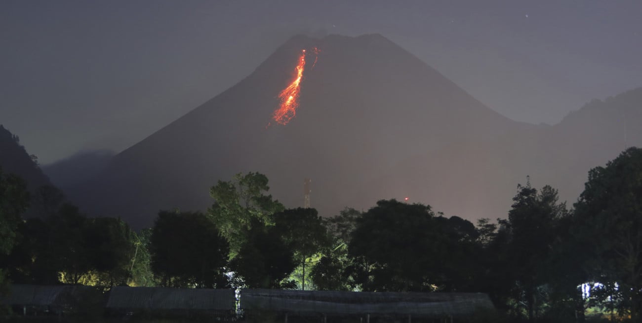 Entra en erupción un volcán en Indonesia