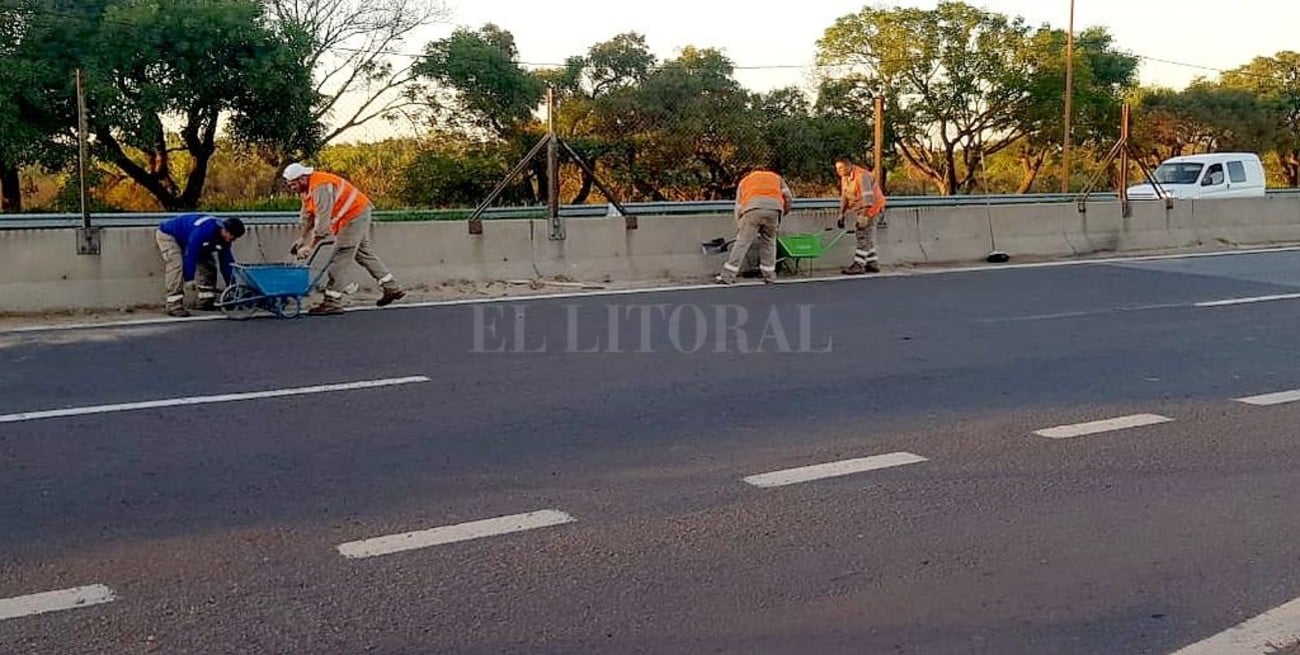 Continúan los trabajos de limpieza en el cantero central de la Ruta 168