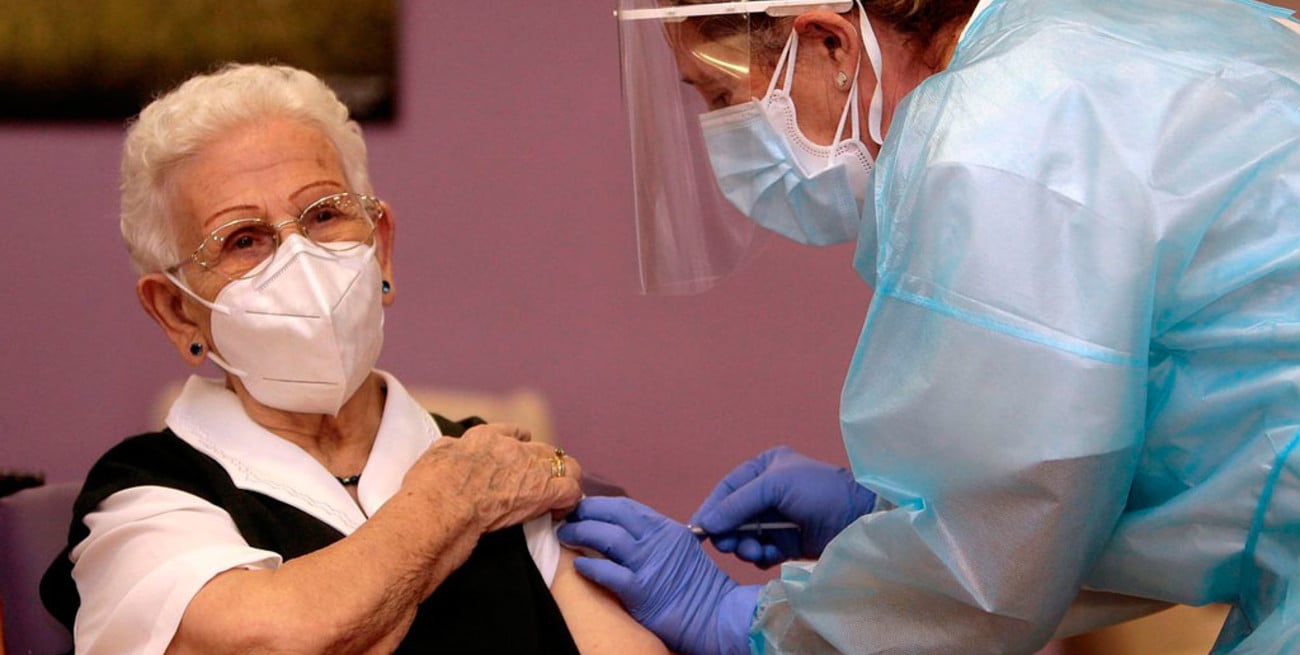 Una mujer de 96 años fue la primera en recibir la vacuna contra el Covid-19 en España