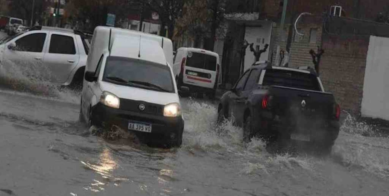 Cortes de ruta y anegamientos tras las fuertes lluvias y nevadas en Neuquén