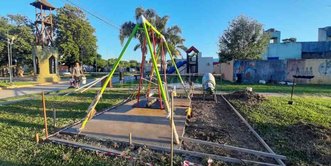 Instalan los juegos de la Plaza Inclusiva de San Jerónimo del Sauce