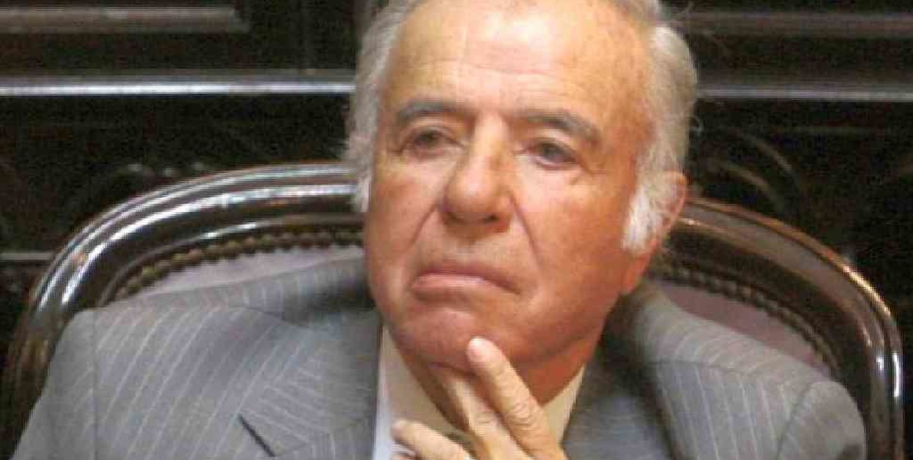 Ofrecen recompensa por el anillo de oro de Carlos Menem