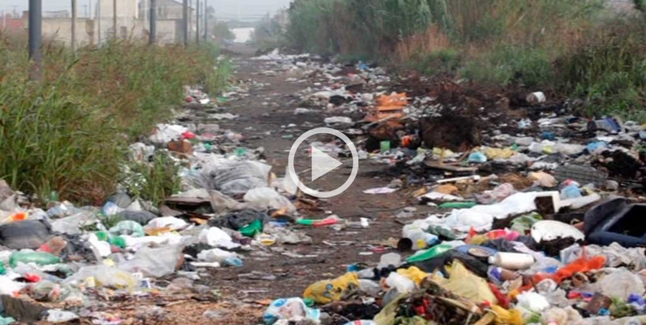 Una calle tapada de basura en el norte de la ciudad