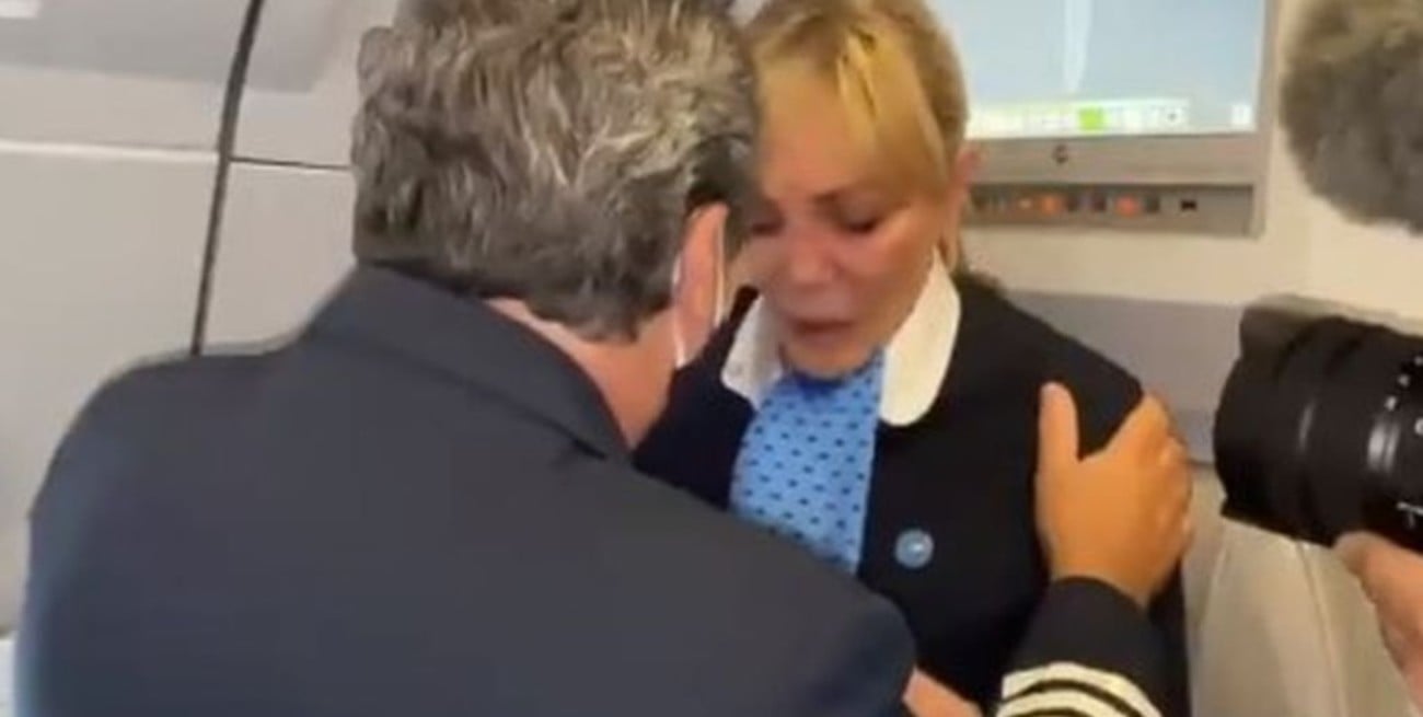 Viral: el llanto de la azafata de Aerolíneas Argentinas al aterrizar el vuelo con las vacunas