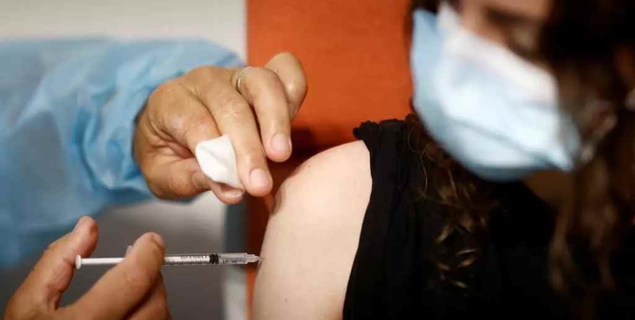 El 65,5% de la población mayor de 18 años ya recibió al menos una dosis de la vacuna contra el coronavirus