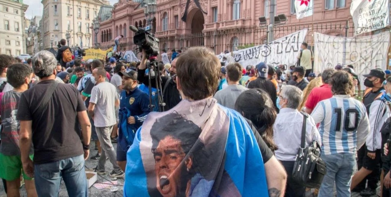 Detuvieron a once personas durante los incidentes en el velatorio de Maradona