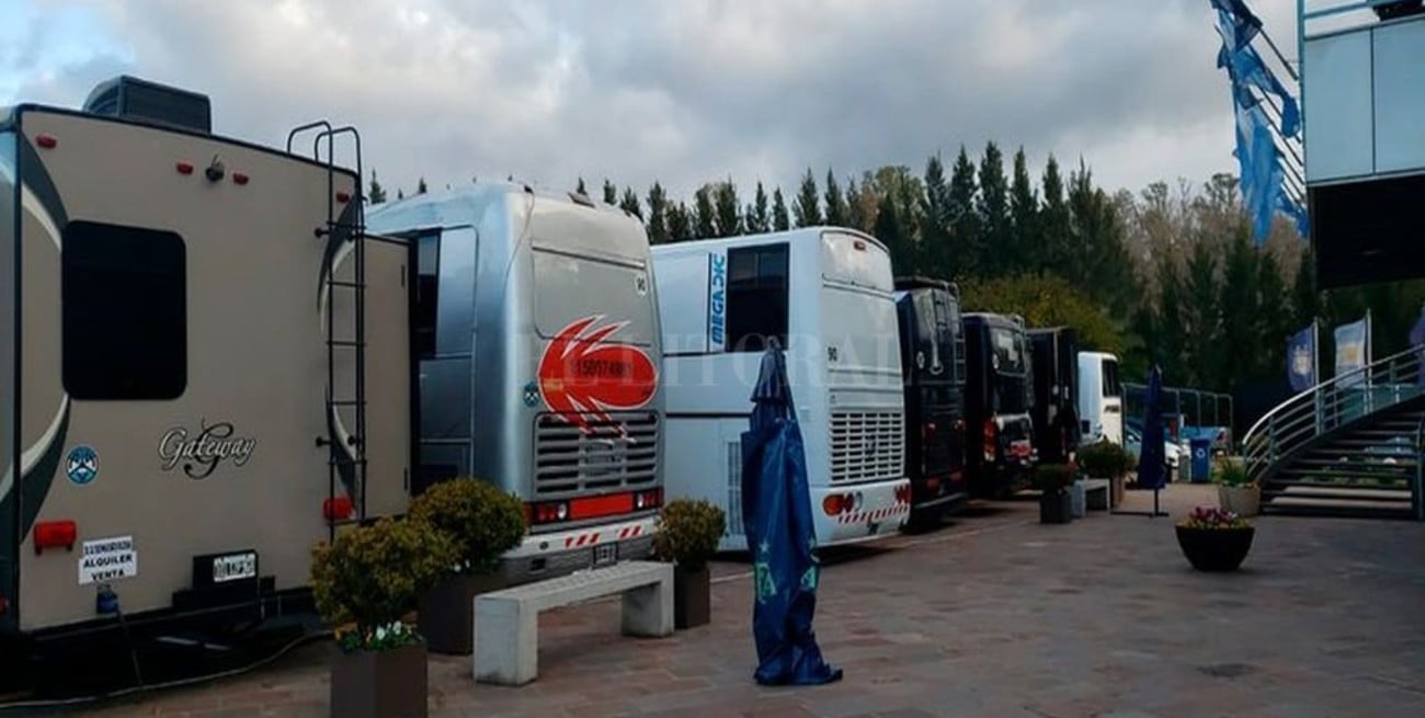 "Campamento gitano" en Ezeiza para recibir a la selección