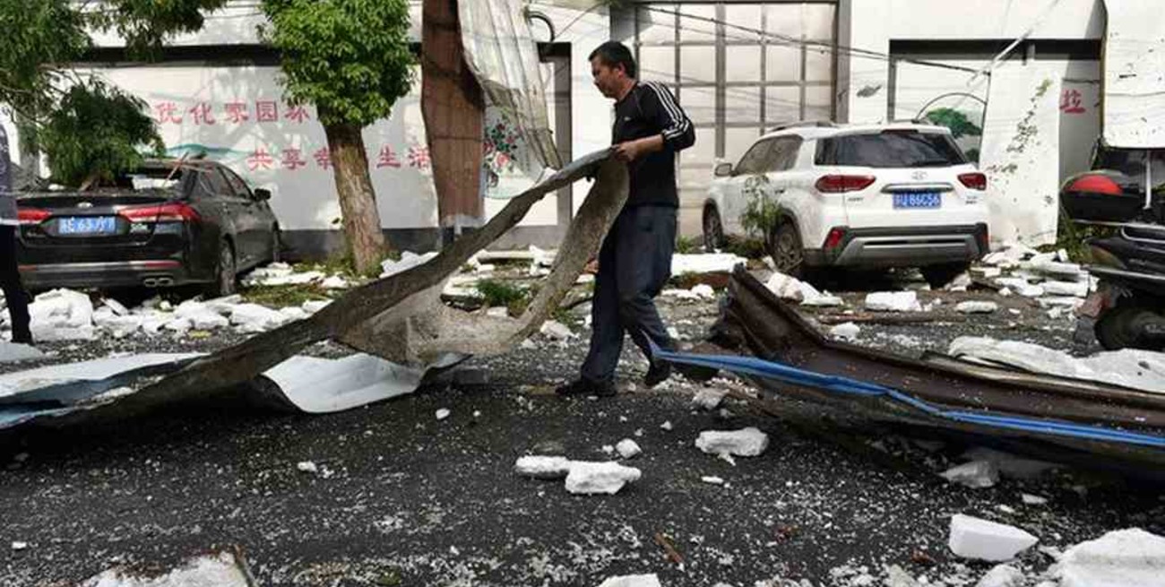 Al menos un muerto y diez desaparecidos tras el derrumbe de un hotel en China