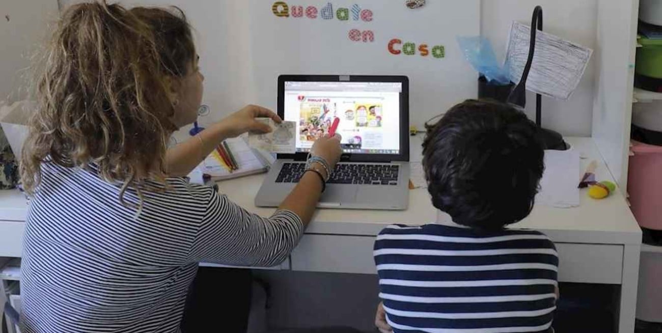 Las madres con bajos ingresos son las más afectadas por las clases a distancia  