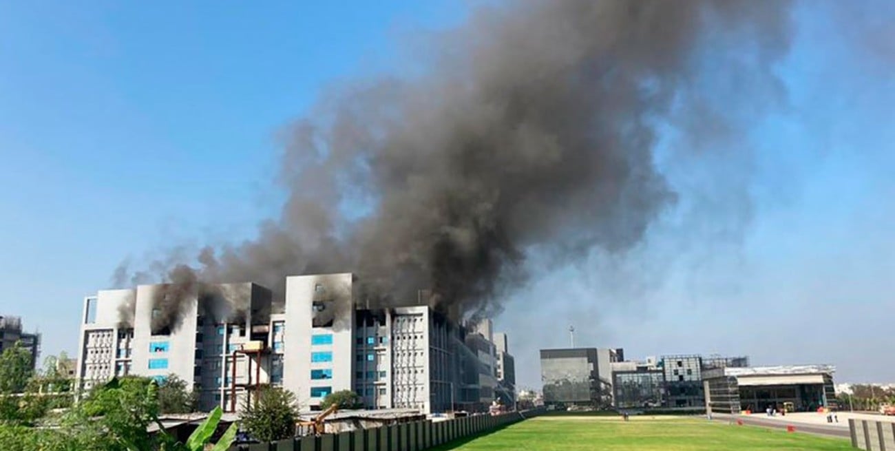 Se incendió una planta de fabricación de vacunas para el Covid en la India