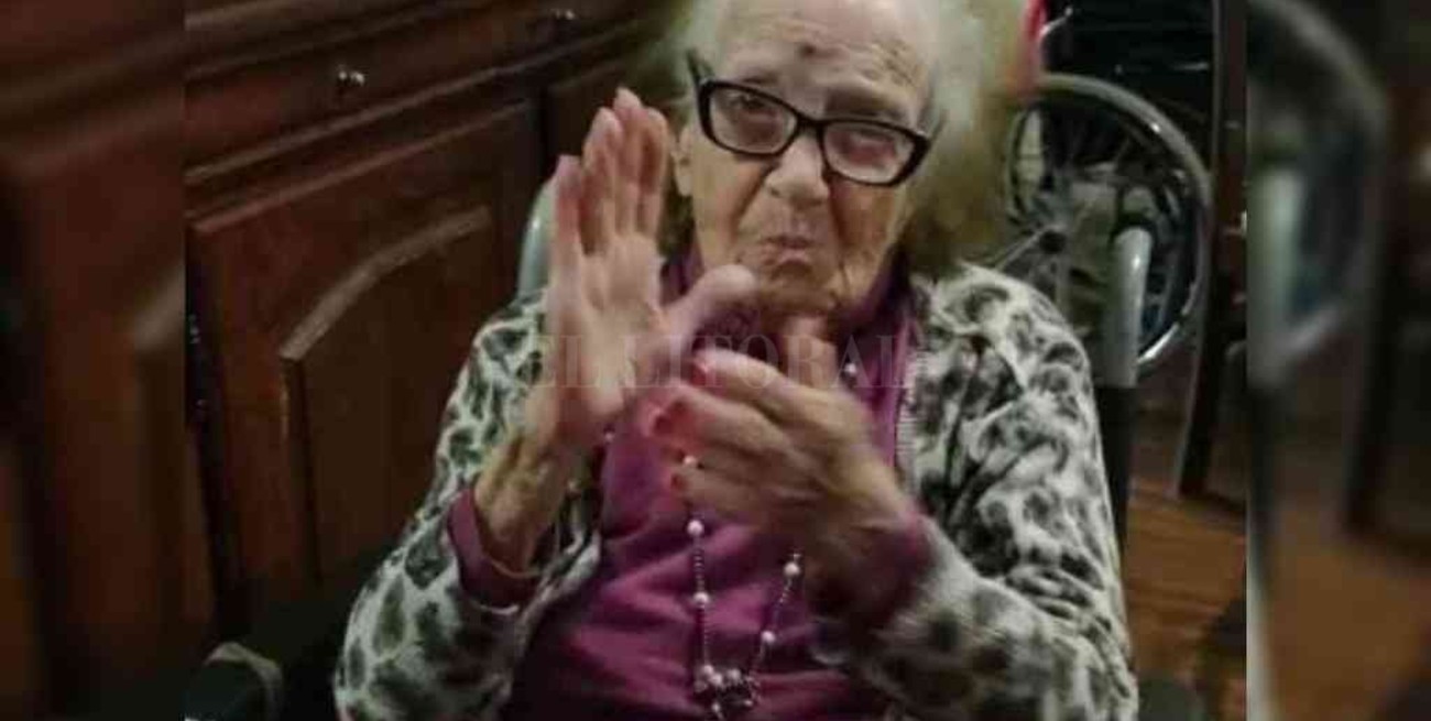 Adela bordó la primera bandera de Colón, tiene 103 años y festejó