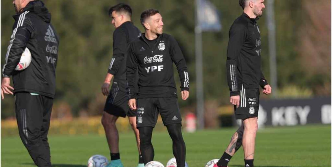 La selección argentina partió a Brasil para enfrentar a Ecuador