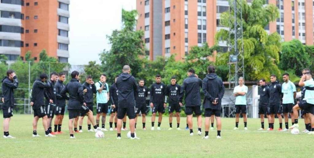 La selección se entrenó bajo la lluvia en Venezuela y Scaloni piensa un equipo alternativo