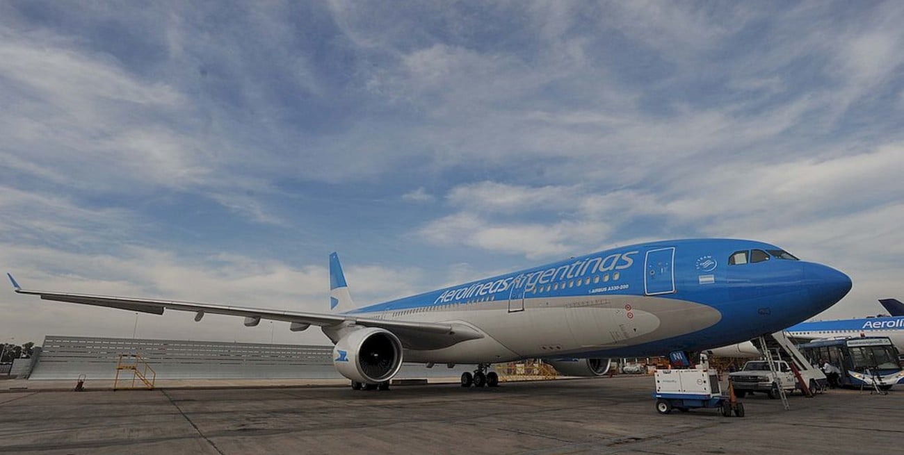 Aerolíneas Argentinas suspenderá por dos meses a 7.500 empleados