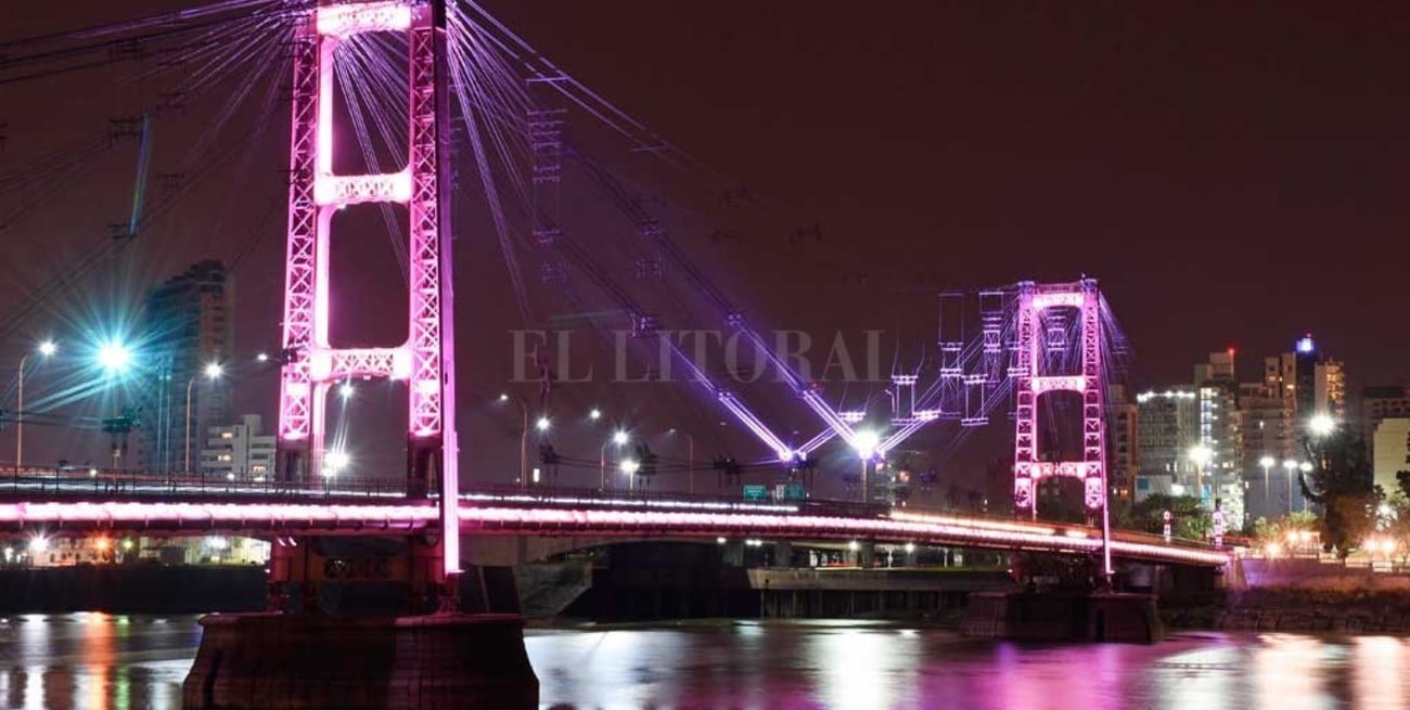 El Puente Colgante se iluminó de blanco en homenaje a "Queca" Kofman