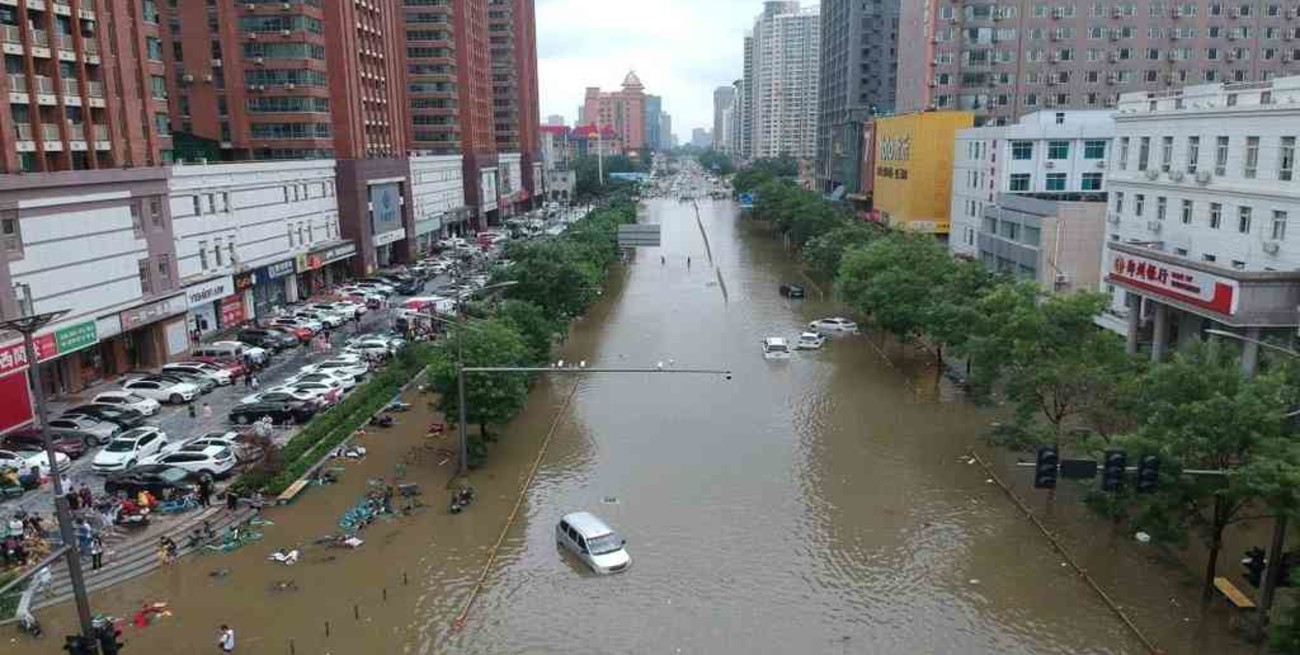 Evacúan a miles de habitantes por inundaciones en China, amenazada por un tifón