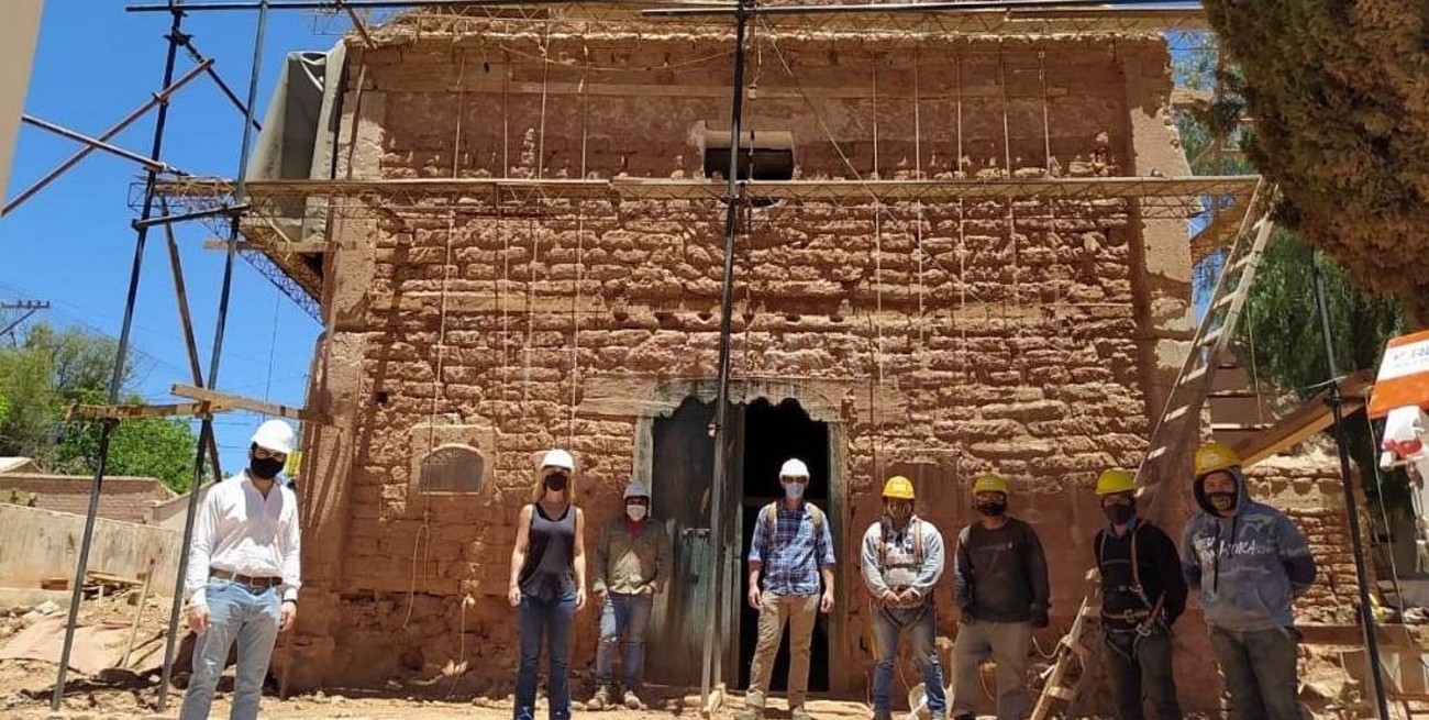 Utilizan una técnica ancestral para reforzar la estructura de adobe de la iglesia Uquía de Humahuaca