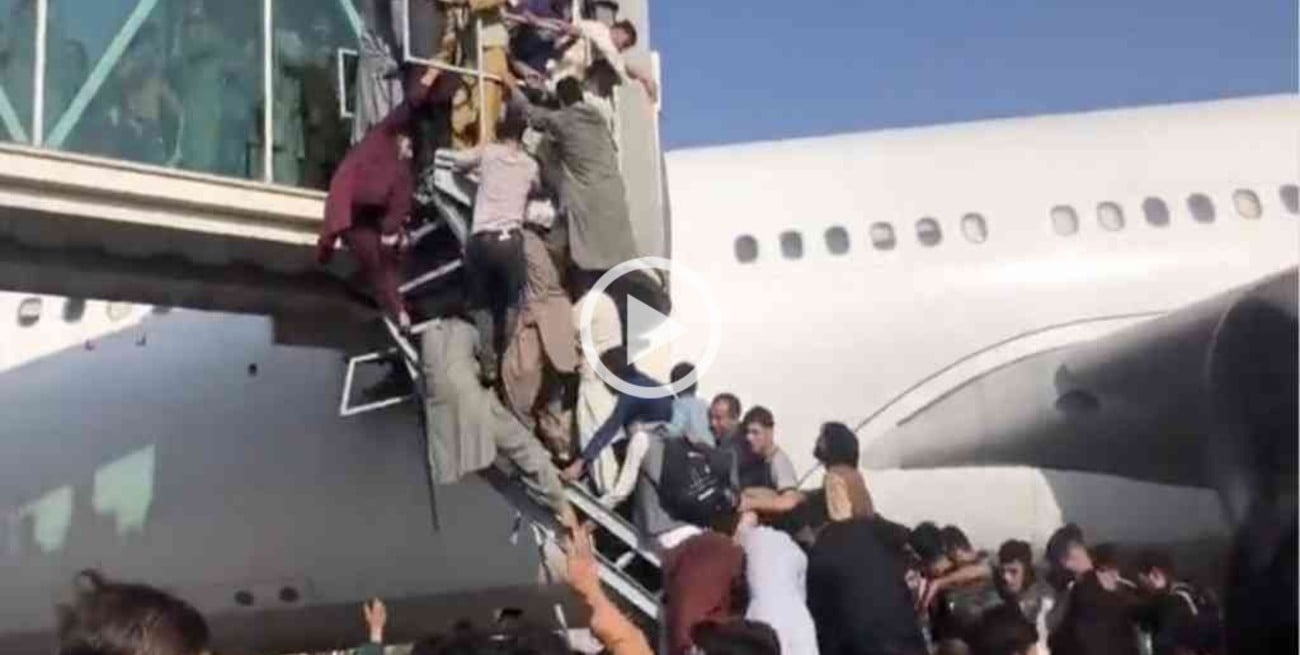 Video: caos y desesperación de los afganos en el aeropuerto de Kabul