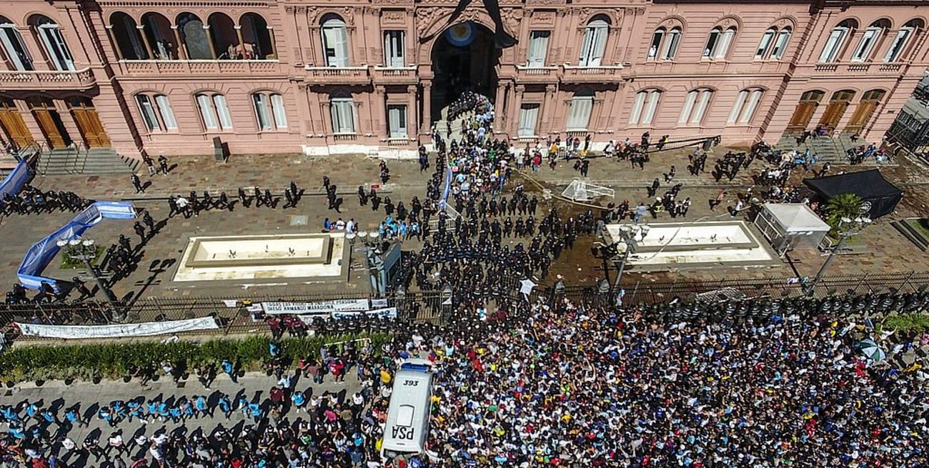 Por los incidentes, la familia de Maradona dio por terminado el velatorio