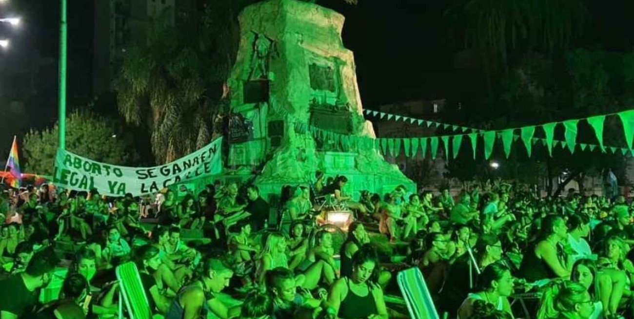 Así se vivió la vigilia por el aborto legal en las calles de Santa Fe 